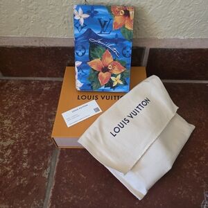 💕Louis Vuitton Surfin Passport Holder